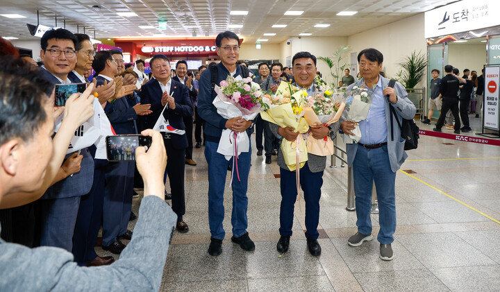 김두겸 울산시장, 이윤철 울산상공회의소 회장, 이순걸 울주군수를 비롯한 울산시 문화경제사절단이 14일 울산공항에서 시민들의 환호를 받으며 들어오고 있다. 울산시 해외사절단은 12일간 우즈베키스탄, 튀르키예, 프랑스 등을 방문해 '반구천의 암각화' 유네스코 세계유산 등재와 산업과 인재 분야 교류·협력 등의 일정을 마쳤다. 최지원 기자