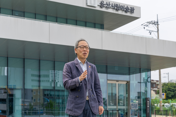 임창섭 울산시립미술관장이 16일 시립미술관에서 다채로운 전시 기획과 구성 등 향후 계획과 포부에 대해 설명하고 있다. 최지원 기자