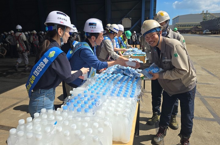 울산고용노동지청과 안전보건공단 울산지역본부는 21일 세진중공업에서 조선업 옥외 노동자 온열질환 예방을 위한 캠페인을 전개했다.