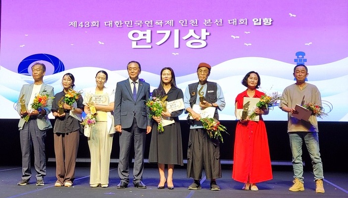 우수연기상을 수상한 전민수(맨 왼쪽), 구경영(오른쪽에서 두번째) 배우.