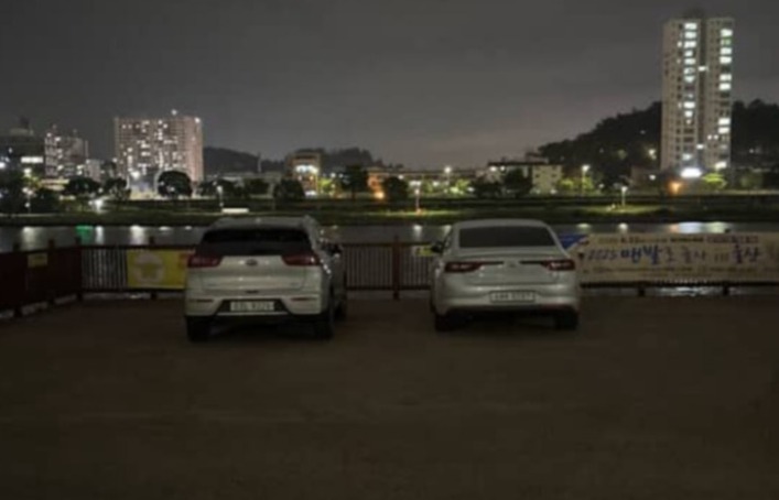 울산 남구 태화강그라스정원 인근 강변 데크에 차들이 불법 주차돼 있다. 독자 제공