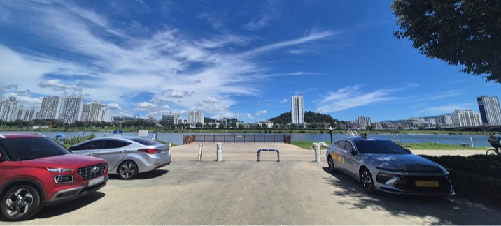 26일 찾은 울산 남구 태화강그라정원 인근 하천부지에 차들이 주차돼 있다. 강변데크로는 차가 진입하지 못하도록 차단봉이 세워져 있다.