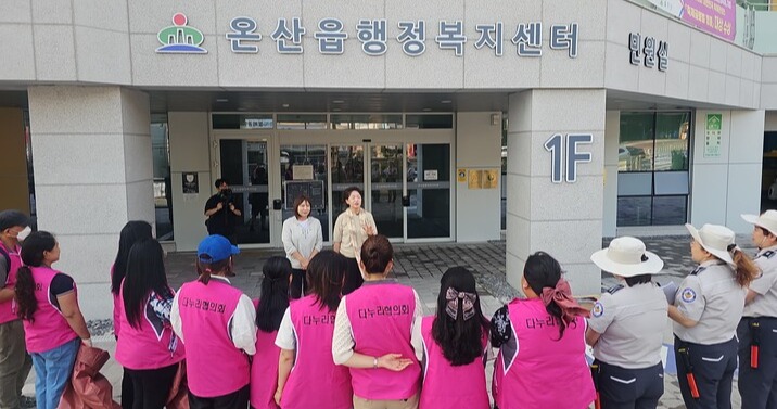 울산 울주 덕신에 정착한 외국인 주민들의 삶을 조명하는 한 방송프로그램 제작 장면.