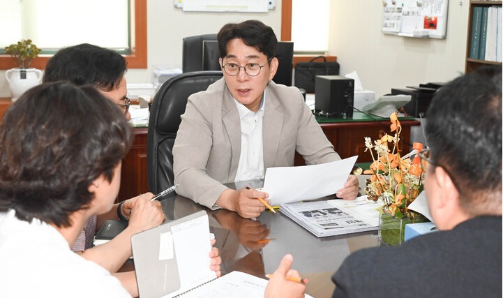 울산시의회 방인섭 예산결산특별위원장은 30일 시의회 2층 위원장실에서 울산시 버스택시과, 시의회 산업건설위원회 및 특별전문위원회 공무원 등 관계자들이 참석한 가운데 남구 지역 지선버스 노선연장 및 배차간격 조정 업무협의 간담회를 개최했다. 울산시의회 제공