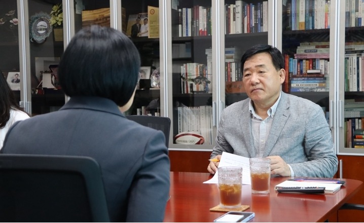 박성민 의원이 7일 국회 의원회관 사무실에서 한성숙 중소벤처기업부 장관과 면담했다. 박성민 의원실 제공