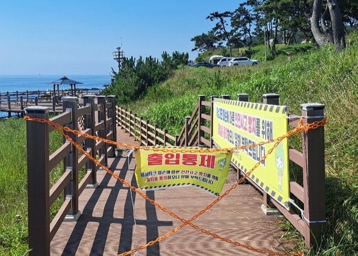 강동누리길 나무데크가 파손돼 출입 통제되고 있다.