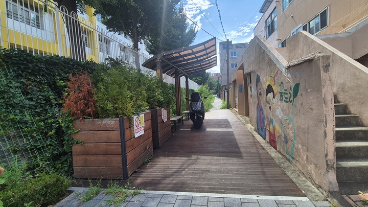 11일 찾은 물순환 선도도시 시범사업 구역인 울산 남구 삼호동 옥현초등학교 뒤편 나무상자 주변에 무성하게 자란 잡초와 함께 노후화 된 벽화 등이 방치돼 관리가 부실한 모습을 보이고 있다.