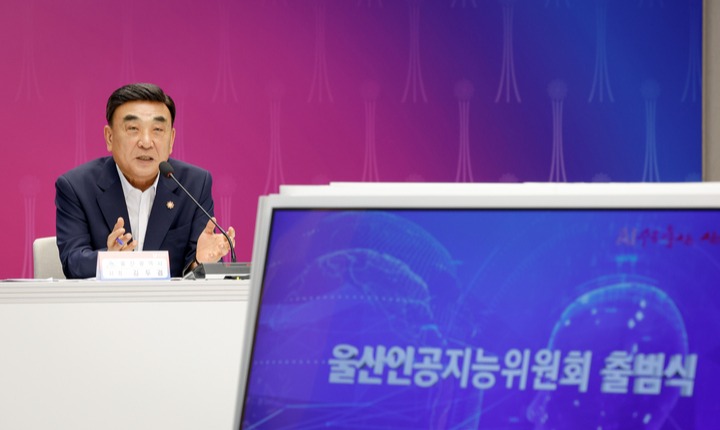 12일 울산시청 대회의실에서 '울산인공지능위원회 출범식' 및 제1차 회의가 열린 가운데 김두겸 울산시장이 인사말을 전하고 있다. 이수화 기자
