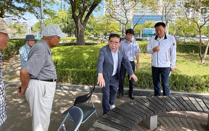 김기환 의원은 지난 14일 시 관계부서, 시설공단 관계자와 함께 '울산종합운동장 일원 야외 편의시설 개선 현장 간담회'를 가졌다. 울산시의회 제공
