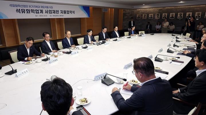 김정관 산업통상자원부 장관이 20일 서울 중구 대한상공회의소에서 열린 석유화학업계 사업재편 자율협약식에서 모두 발언을 하고 있다.