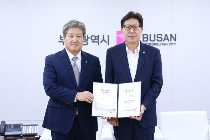 이진수 신임 부산시 금융창업전책관 임용장 수여식 기념촬영 모습(왼쪽 이진수 신임 금융창업정책관, 오른쪽 박형준 부산시장).