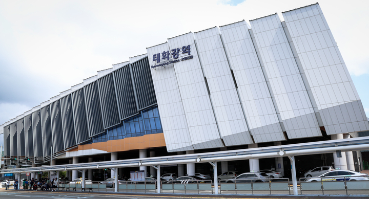 울산의 대표 관문으로 부상하고 있는 '태화강역'이 2급 관리역으로 격상된 후 역명 변경을 둘러싼 움직임이 본격화하고 있는 가운데 28일 찾은 울산 태화강역 전경. 이수화 기자