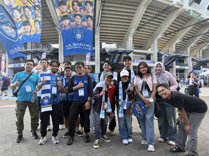 최근 울산 문수월드컵경기장에서 열린 프로축구 울산HD 홈 경기에 초청된 인도네시아 주민들이 기념촬영을 하고 있는 모습.