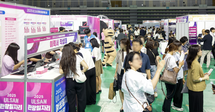 2025 울산 여성일자리박람회가 열린 3일 울산 남구 문수체육관이 현장 상담 및 채용 면접을 진행하는 여성 구직자들로 북적이고 있다. 최지원 기자