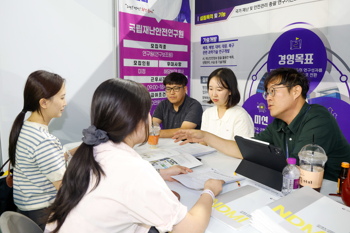 2025 울산 여성일자리박람회가 열린 3일 울산 남구 문수체육관에서 여성 구직자들이 현장 상담 및 채용 면접을 진행하고 있다. 최지원 기자