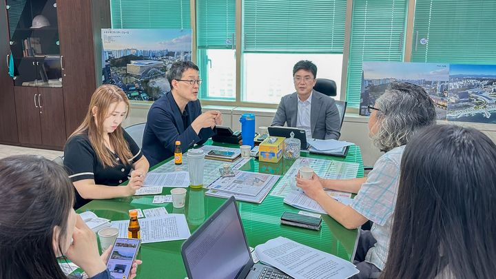 공동취재단이 포항시청 이상현 관광컨벤션도시추진본부장, 윤천수 관광산업과장, 신세영 관쾅마케팅팀장과 인터뷰를 하고 있다.