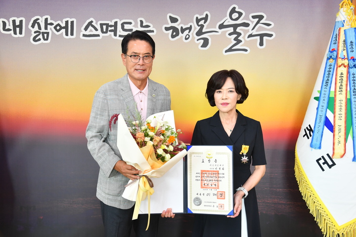 울산 울주군은 8일 군청 소회의실에서 양성평등진흥 유공 국민포장을 수상한 이손의료재단 이정화 이사장과 축하 환담을 가졌다. 울주군 제공