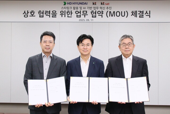 HD현대는 11일 KT·KT SAT와 '스타링크 활용 및 AI 기반 업무 혁신 추진'을 위한 MOU를 체결했다. 왼쪽부터 노형래 KT 전략고객본부 부산/경남법인 본부장, 이태진 HD한국조선해양 DT혁신실장, 서영수 KT SAT 대표, 김원태 KT 전략고객사업본부장. HD현대 제공