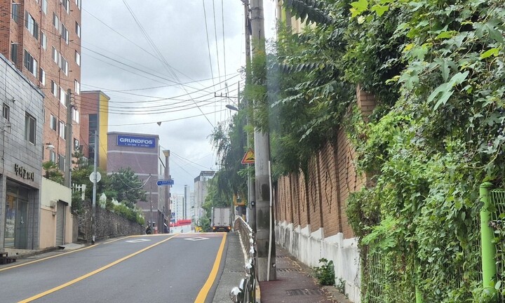울산 남구 울산대공원 한신더휴 아파트 입주민들이 배정받은 초등학교 통학로가 아이 한 명이 다니기에도 좁고 가파른 데다 인근에서 재개발 공사까지 진행되고 있어 안전사고 우려가 크다고 지적하고 있다.