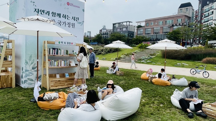 울산야외도서관 '소풍' 행사가 열리고 있는 태화강국가정원 소풍마당이 야외에서 책을 읽으며 주말을 보내려는 시민들로 북적이고 있다. 울산매일 포토뱅크