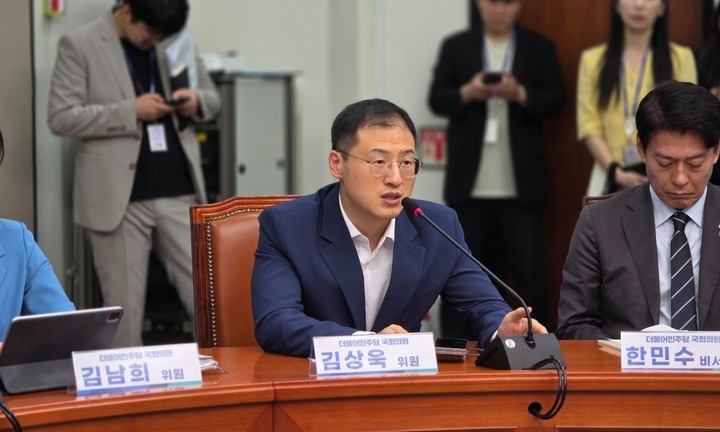 더불어민주당 김상욱(남구갑) 의원은 내달 국감을 앞두고 "이재명 정부의 국익 중심 실용외교 기조에 맞춰 외교·통일 정책의 성과와 방향성을 균형 있게 점검하겠다"라는 각오를 밝혔다.