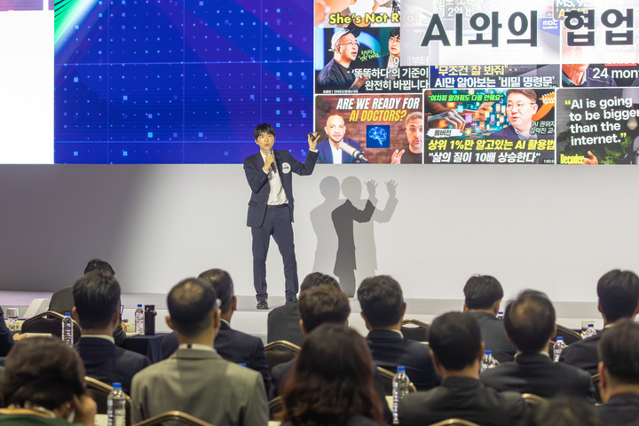 24일 울산전시컨벤션센터에서 열린 'SK-울산상공회의소 2025 울산포럼'에서 이세돌 UNIST 특임교수가 기조강연을 하고 있다. 최지원 기자