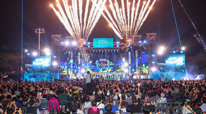 '2025 울산고래축제' 개막식이 25일 울산 남구 장생포 다목적구장 내 고래극장에서 개최된 가운데 김두겸 울산시장, 서동욱 울산 남구청장, 이성룡 울산시의회 의장, 이상기 울산 남구의회 의장 등의 세레모니와 함께 개막을 알리는 축포가 터지고 있다. '2025 울산고래축제'는 '고래의 선물'이라는 주제로 오는 28일까지 장생포 고래문화특구 일원에서 다양한 프로그램과 함께 열린다. 이수화 기자