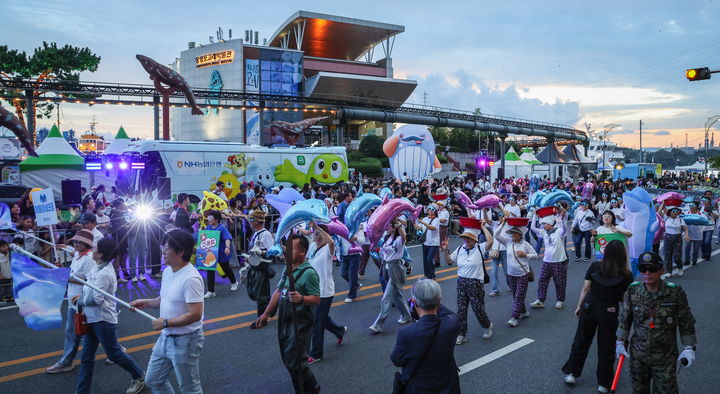 '2025 울산고래축제'가 열리고 있는 지난 27일 울산 남구 장생포 고래문화특구 일원에서 거리 퍼레이드가 펼쳐지고 있다. 이수화 기자
