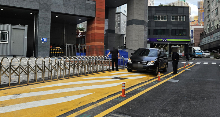 울산 중구 우정동 태화강 유블레스 센트럴파크 아파트에서 시공사 관계자들이 아파트 입주 안내를 하고 있다.