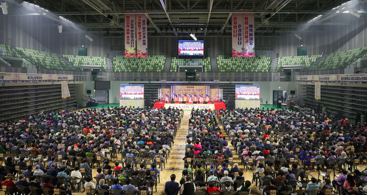 제29회 노인의날 행사가 열린 지난 2일 문수체육관에서 식전공연으로 '춤사랑회'의 화려한 공연이 펼쳐지고 있다. 이수화 기자