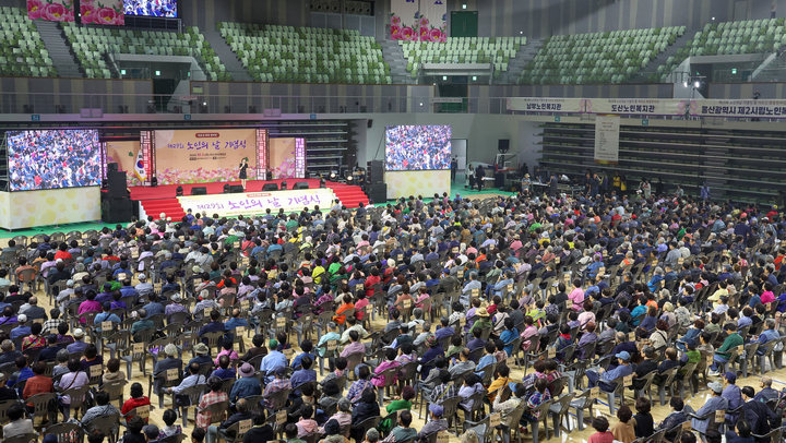 제29회 노인의날 기념식에 이어 진행된 '어르신 화합한마당' 행사에서 가수 금잔디가 축하공연을 하고 있다. 이수화 기자