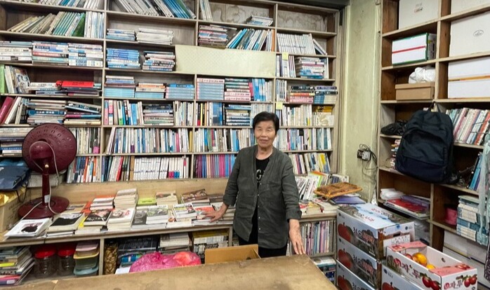수 년전 서점을 정리한 뒤에도 공업탑 '동학서림' 간판을 그대로 쓰며 남은 책과 옷, 농산물 등을 판매하고 있는 이귀조 어르신(86). 농산물, 옷 등과 함께 낡은 책을 권당 2,000원에 팔고 있다. 