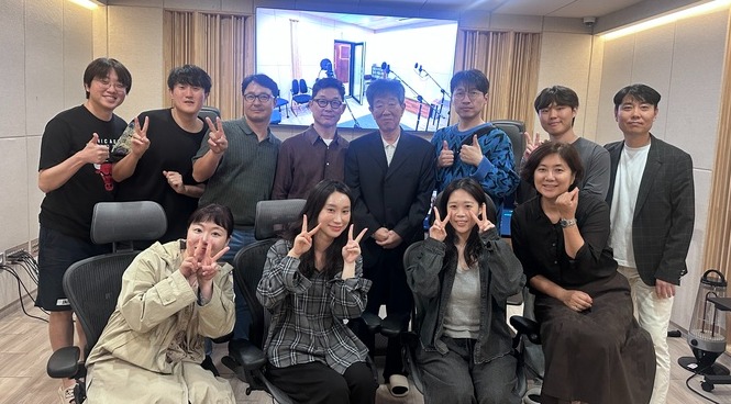 KBS울산방송국의 울산 공업도시 건설 60여 년의 역사를 조명하는 라디오 특집 다큐멘터리 드라마 '격동 60년, 불굴의 도전'(연출 이지향·작 이호)이 이달 31일 총 100부작의 막을 내린다. 사진은 다큐를 제작한 스텝진들.