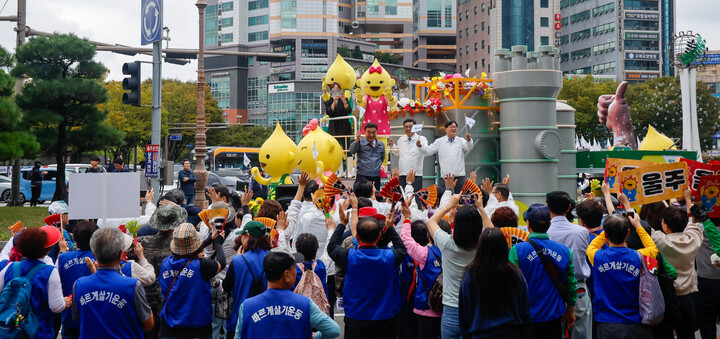 2025 울산공업축제 출정식이 열린 16일 울산 남구 일대에서 S-OIL 퍼레이드가 진행되고 있다. 최지원 기자
