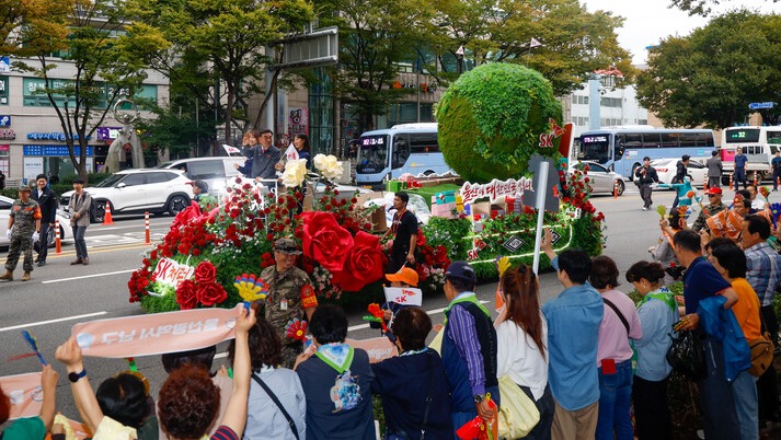 2025 울산공업축제 출정식이 열린 16일 울산 남구 일대에서 SK 퍼레이드가 진행되고 있다. 최지원 기자