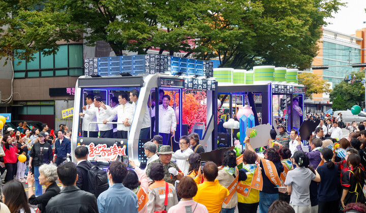 2025 울산공업축제 출정식이 열린 16일 울산 남구 일대에서 수소트램 퍼레이드가 진행되고 있다. 최지원 기자