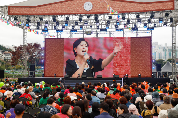 2025 울산공업축제 '구구팔팔 울산! 젊음의 행진' 울산현역가왕대전이 열린 16일 울산 태화강국가정원 남구둔치에 마련된 행사장에서 참가자가 무대를 선보이고 있다. 최지원 기자
