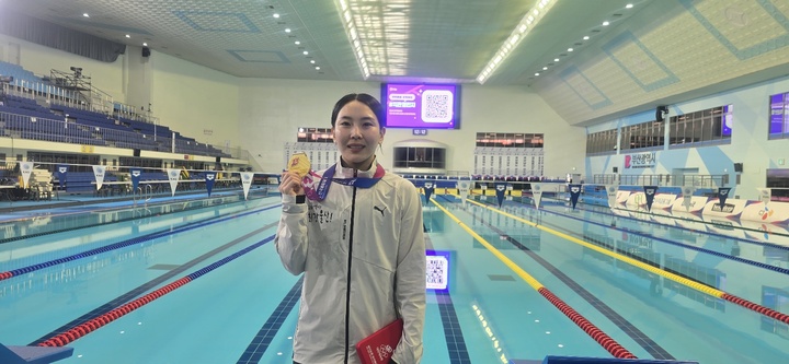 한국 다이빙의 간판 김수지(울산시체육회)가 여자 일반부 스프링보드 3m에서 금메달을 따내고 기념촬영을 하고 있다. 시체육회 제공