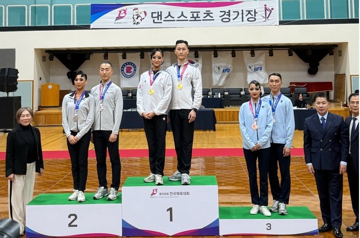 댄스스포츠 일반부 스탠다드 3종목에 출전한 정훈, 이예은(울산댄스스포츠연맹)이 2위 시상대에 올라 은메달을 전달받았다.