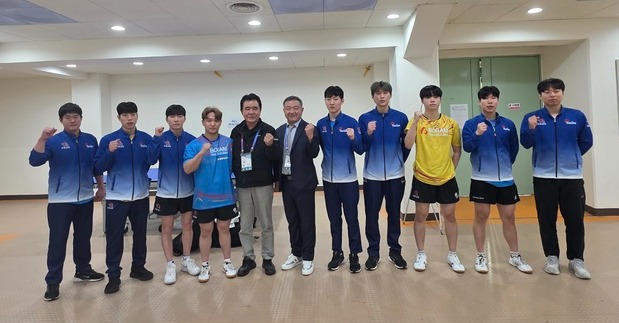 김철욱 울산체육회장과 윤철진 울산탁구협회장이 선수단을 격려하고 있다. 남자 일반부 탁구 개인전 결승에서 울산 장성일(왼쪽 9번째)이 충남 박규현에게 풀 세트까지 가는 접전 끝에 2대3으로 2위를 차지했다.