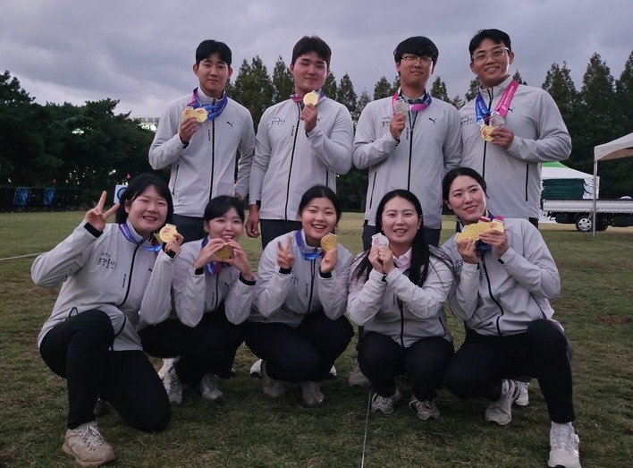 울산 양궁 선수단은 106회 전국체전에서 금메달 4개를 비롯해 메달 6개를 따내며 선전했다. 이 중 소채원은 울산 선수 최초로 양궁 부문 대회 4관왕에 올랐다. 왼쪽부터 양재원, 고보현, 황성민, 최은규, 조수아, 조은비, 유희연, 방현주, 소채원의 모습. 시체육회 제공