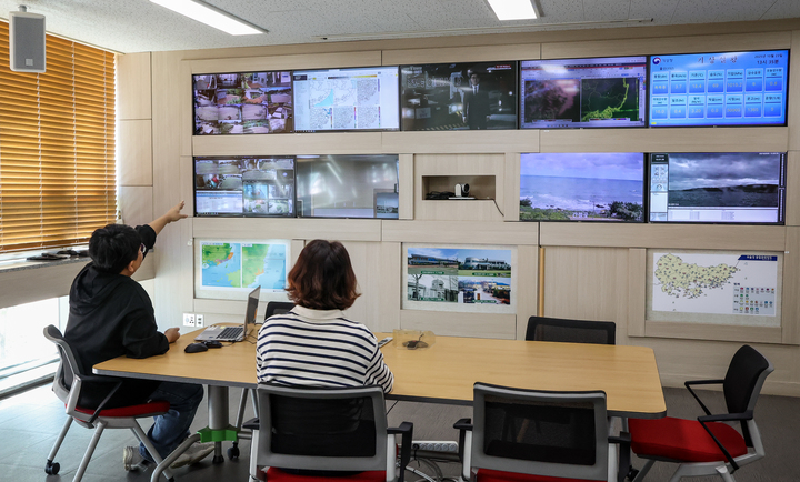 지난 23일 울산기상대 관측요원과 울산기상대 주무관이 방재기상실에서 울산지역의 실시간 기상상태를 살펴보고 있다. 이수화 기자
