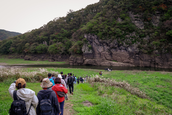 울산매일신문UTV가 주최·주관하고 울산광역시와 울주군이 후원한 '2025 반구천의 암각화 선사문화 탐방' 행사가 지난 25일부터 26일까지 양일간 울산 울주군 반구천의 암각화 일원에서 개최된 가운데 행사 첫날 탐방객들이 '반구대 암각화'를 가까이에서 살펴보기 위해 이동하고 있다. 이수화 기자