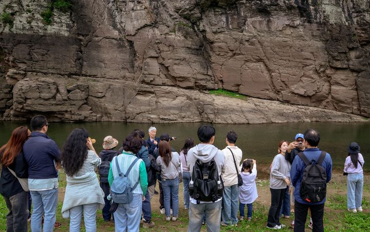 한삼건 초청 강사가 '반구대 암각화' 앞에서 탐방객들에게 암각화에 대한 지리적 설명을 하고 있다. 이수화 기자