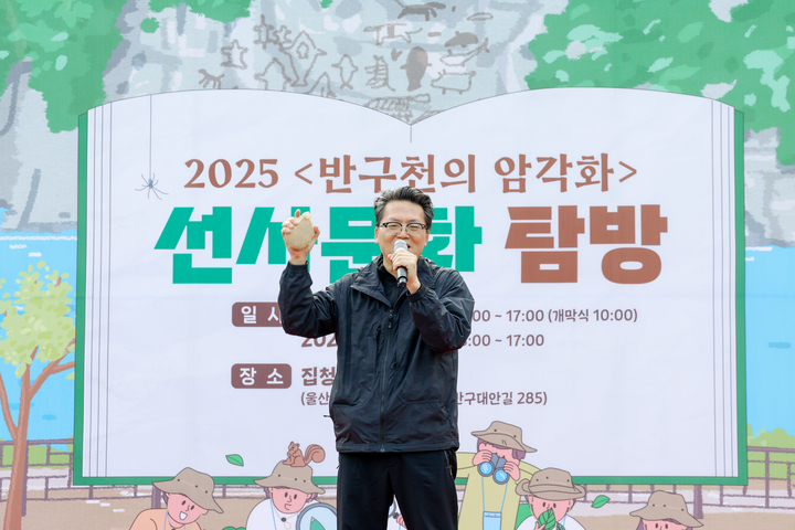 본지 김진영 편집국장이 아슐리안 주먹도끼 모형을 보여주며 구석기 시대 등에 대해 설명하고 있다. 이수화 기자