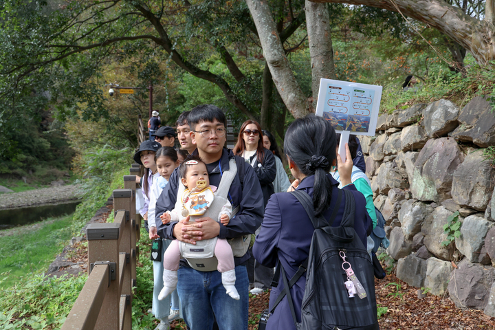 '2025 반구천의 암각화 선사문화 탐방'에 참여한 조별 참가자들이 울산시 문화관광해설사의 설명을 듣고 있다. 이수화 기자