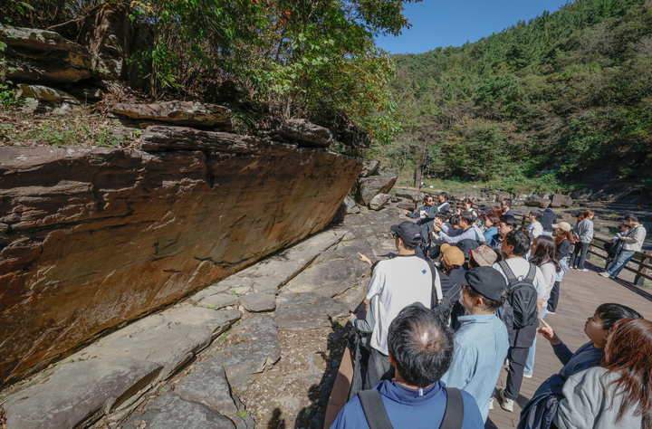 조수현 초청 강사가 '천전리 명문과 암각화' 앞에서 탐방객들에게 그 역사에 대해 설명하고 있다. 이수화 기자