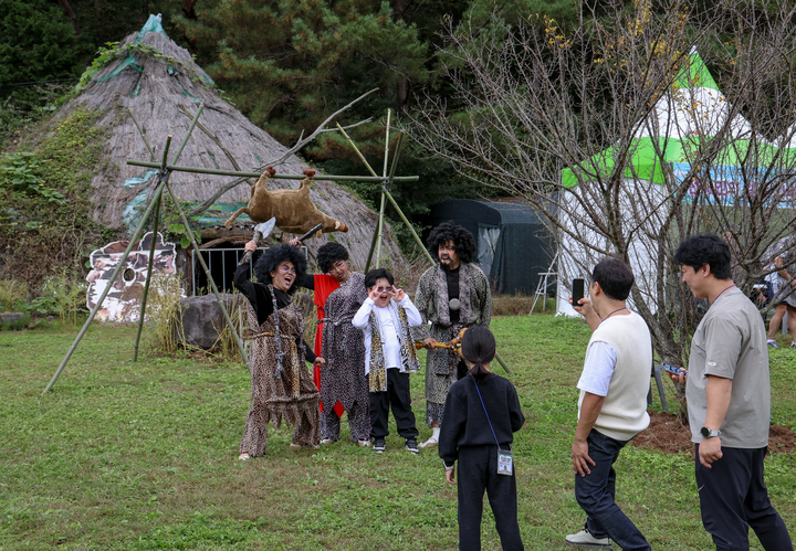 참가자들이 집청정 일원에서 선사인 체험을 하며 색다른 시간을 보내고 있다. 이수화 기자