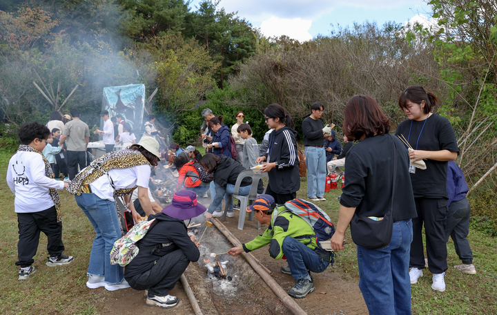 참가자들이 집청정 일원에서 선사인의 식탁 체험을 하며 즐거운 시간을 보내고 있다. 이수화 기자