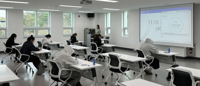 울주군학교밖청소년지원센터가 센터에 소속된 학교 밖 청소년 52명이 올해 검정고시에 합격했다고 27일 밝혔다. 울주군 제공